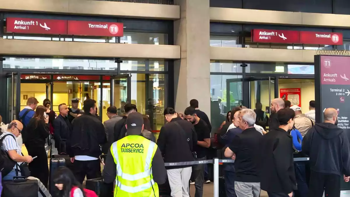 Die Abfertigung der Fluggäste wird so weit wie möglich auf Terminal 2 verlegt.  - Bild: Ann-Marie Utz/dpa