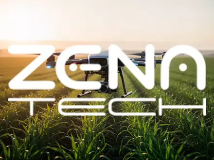 Eine moderne Agrardrohne über einem weiten grünen Feld bei Sonnenuntergang. - Foto: über boerse-global.de