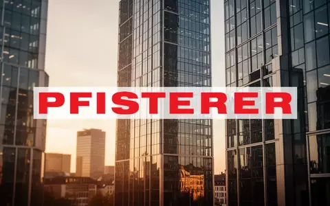 Moderne Glasfassade eines Hochhauses im Frankfurter Finanzviertel bei Sonnenuntergang - Foto: über boerse-global.de