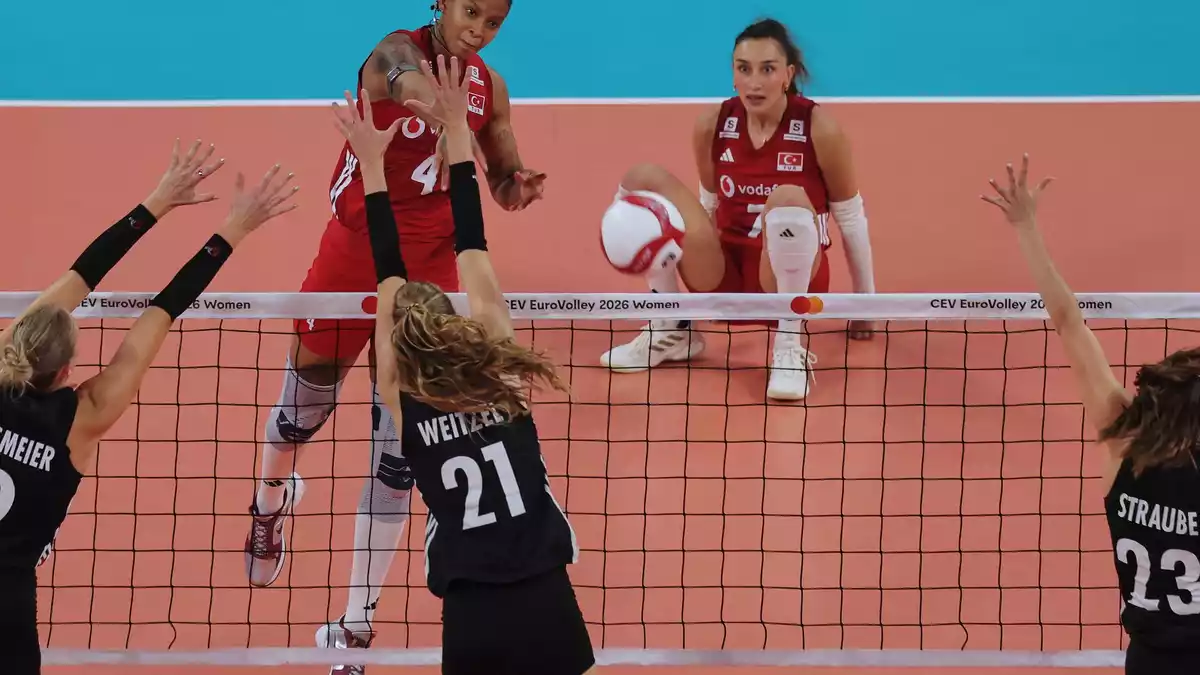 Die türkische Nationalspielerin Melissa Vargas (M) zeigte früh ihre Klasse. (Archivbild) - Bild: Uncredited/AP/dpa