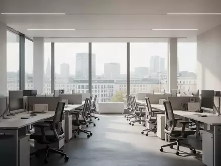 Ein modernes, minimalistisches Büro mit leeren, hochwertigen Arbeitsplätzen und großen Fenstern mit Stadtblick. - Foto: über boerse-global.de