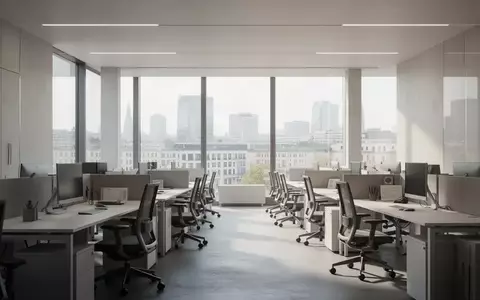 Ein modernes, minimalistisches Büro mit leeren, hochwertigen Arbeitsplätzen und großen Fenstern mit Stadtblick. - Foto: über boerse-global.de