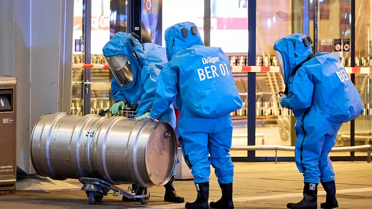 Einsatzkräfte der Feuerwehr sind nach dem Gefahrgutalarm am Terminal 1 des Flughafens BER im Einsatz. - Bild: Michael Ukas/dpa