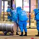 Einsatzkräfte der Feuerwehr sind nach dem Gefahrgutalarm am Terminal 1 des Flughafens BER im Einsatz. - Bild: Michael Ukas/dpa