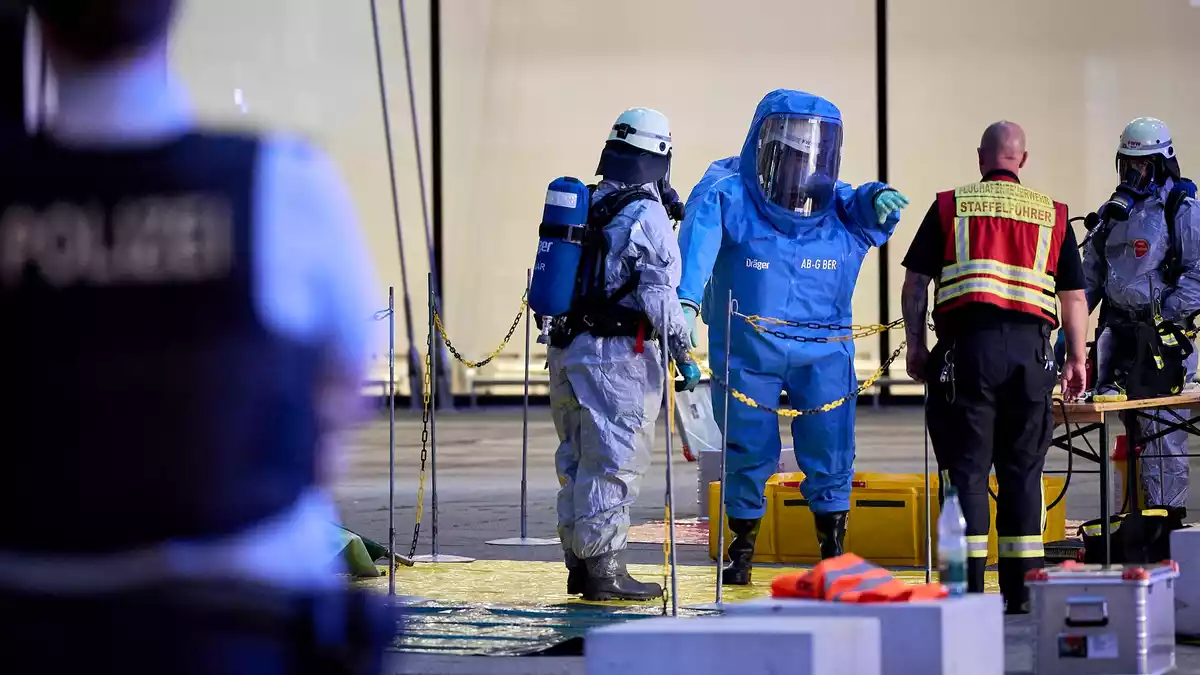 Die Feuerwehr überprüft nach dem Verdacht auf einen gefährlichen Stoff den geräumten Bereich von Terminal 1 am Flughafen BER. - Bild: Michael Ukas/dpa