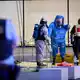 Die Feuerwehr überprüft nach dem Verdacht auf einen gefährlichen Stoff den geräumten Bereich von Terminal 1 am Flughafen BER. - Bild: Michael Ukas/dpa