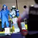 Ein Feuerwehrmann im Chemikalienschutzanzug untersucht nach dem Gefahrgutalarm den geräumten Bereich von Terminal 1 am Flughafen BER. - Bild: Michael Ukas/dpa