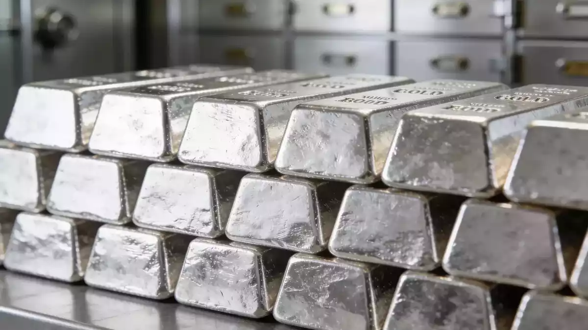 Silver Retreats From $70 as Supply Deficit and Rate Hike Fears Clash