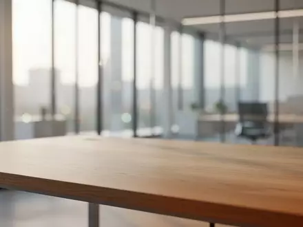 Ein minimalistischer, moderner Arbeitsplatz mit einer leeren Holzoberfläche in natürlichem Licht. - Foto: über boerse-global.de