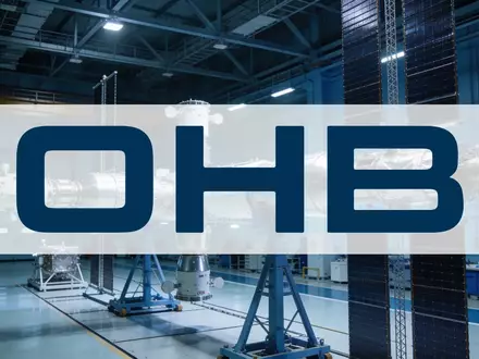 Moderne Raumfahrttechnologie in einer sterilen Montagehalle mit blauer und silberner Beleuchtung. - Foto: über boerse-global.de