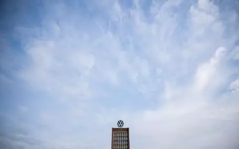 Bei VW ist die Entscheidung über ein Sparpaket gefallen (Archivbild) - Foto: Julian Stratenschulte/dpa