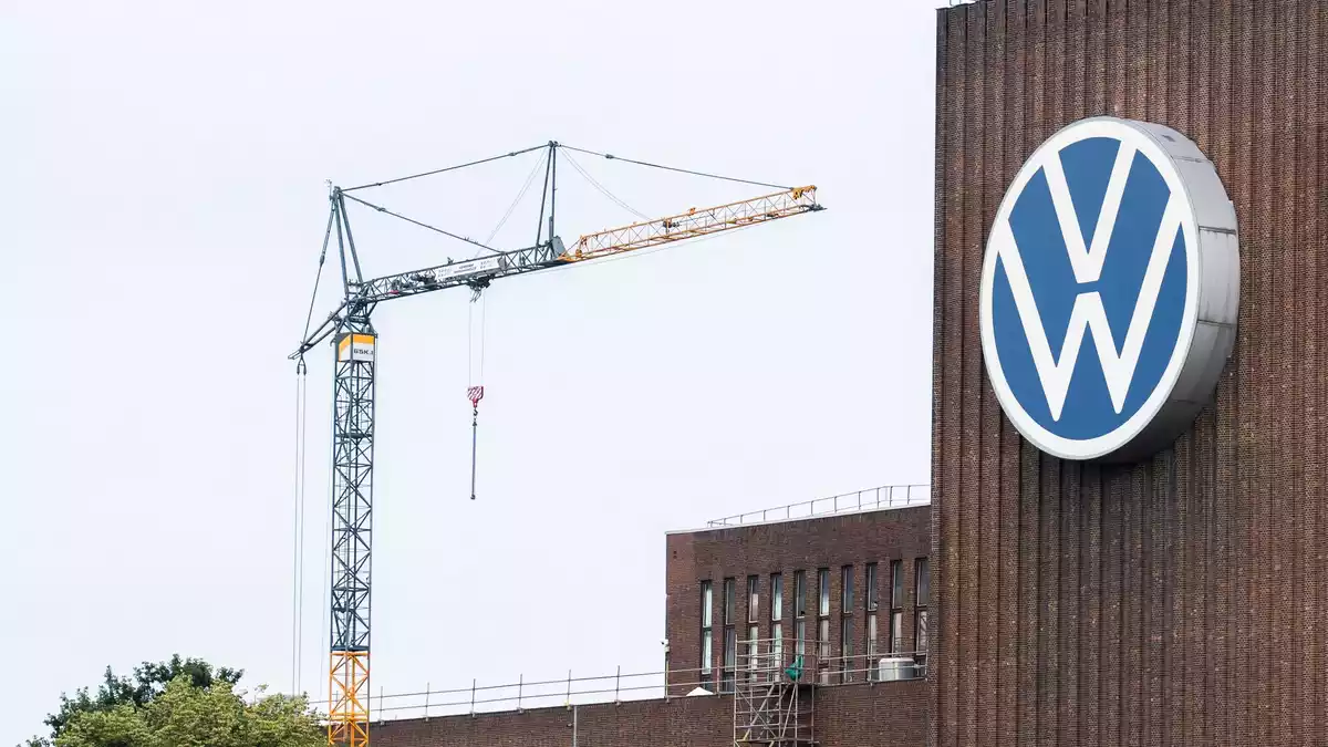 Bei Volkswagen hat es überraschend eine Einigung über die Sanierungspläne des Vorstands gegeben. (Archivbild) - Bild: Julian Stratenschulte/dpa