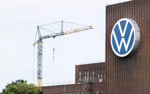 Bei Volkswagen hat es überraschend eine Einigung über die Sanierungspläne des Vorstands gegeben. (Archivbild) - Foto: Julian Stratenschulte/dpa