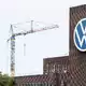 Bei Volkswagen hat es überraschend eine Einigung über die Sanierungspläne des Vorstands gegeben. (Archivbild) - Bild: Julian Stratenschulte/dpa