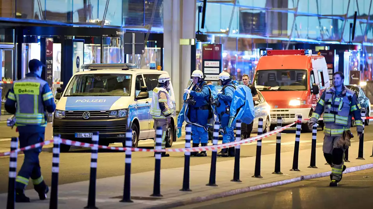 Nach dem Gefahrgutalarm am BER ist Terminal 1 wieder freigegeben. - Bild: Michael Ukas/dpa