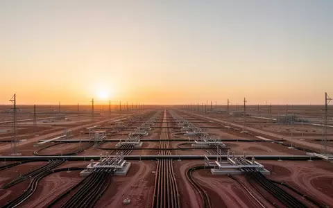 Weitläufige, karge Industriefläche in Texas während der Dämmerung, auf der Infrastruktur für ein neues Rechenzentrum vorbereitet wird. - Foto: über boerse-global.de