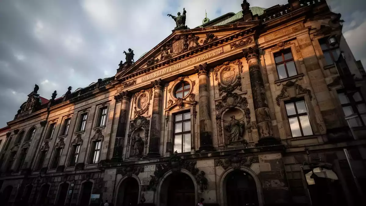 Dresden legt Sparhaushalt vor: Gebühren steigen, Stellen fallen