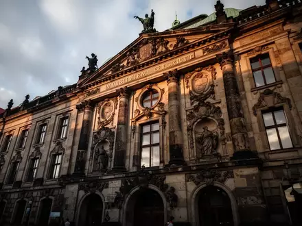 Fassade eines historischen Dresdner Verwaltungsgebäudes bei bewölktem Himmel. - Foto: über boerse-global.de