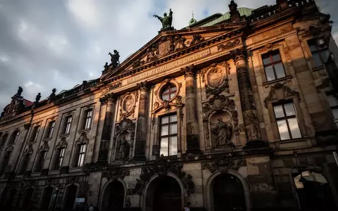 Fassade eines historischen Dresdner Verwaltungsgebäudes bei bewölktem Himmel. - Foto: über boerse-global.de