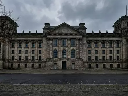 Die steinerne Fassade eines monumentalen Regierungsgebäudes in Berlin unter einem bewölkten Himmel. - Foto: über boerse-global.de