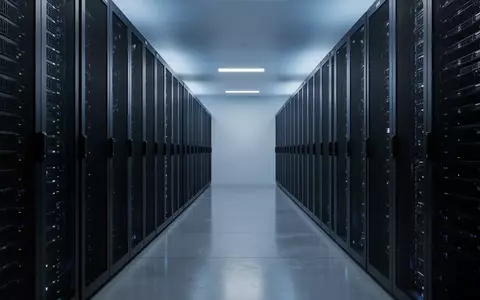 Ein moderner, minimalistischer Serverraum mit blau beleuchteten Serverschränken in einer sterilen, aufgeräumten Umgebung. - Foto: über boerse-global.de