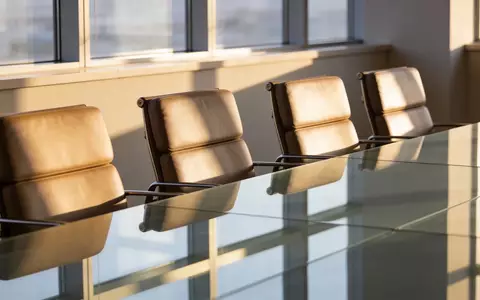 Leerer Konferenztisch in einem modernen Büro mit natürlichem Lichteinfall. - Foto: über boerse-global.de