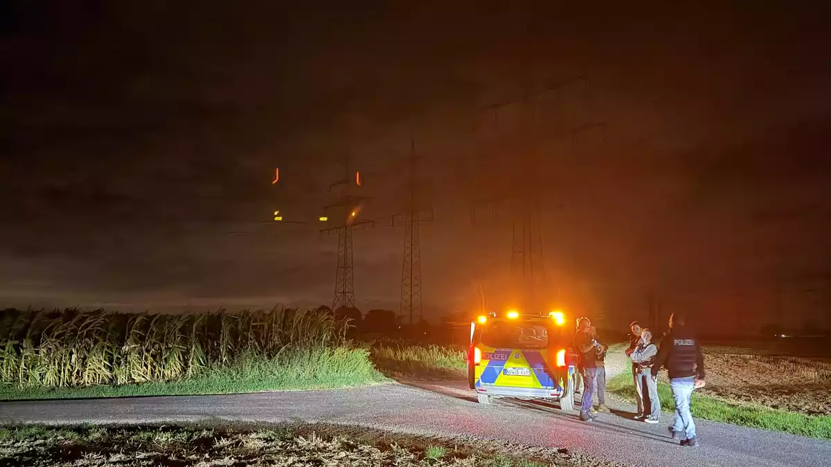 Polizei prüft verdächtigen Gegenstand an Umspannwerk. - Bild: Jan Ohmen/dpa