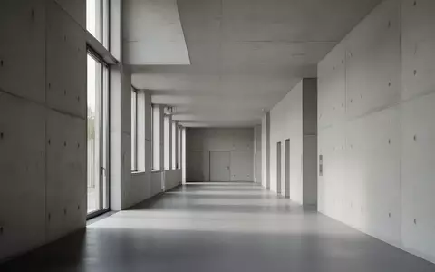 Ein minimalistischer Flur in einem Regierungsgebäude mit klaren architektonischen Linien und natürlichem Licht. - Foto: über boerse-global.de
