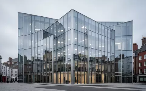 Ein modernes Bürogebäude aus Glas und Stahl in Dublin unter einem bewölkten Himmel. - Foto: über boerse-global.de