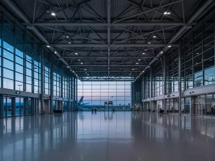 Leere, moderne Terminalhalle am Flughafen Berlin Brandenburg bei Dämmerung. - Foto: über boerse-global.de