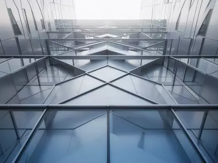 Minimalistische architektonische Struktur mit geometrischen Mustern und metallischen Oberflächen bei natürlichem Licht. - Foto: über boerse-global.de