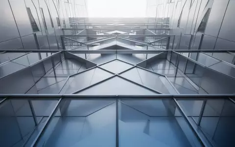 Minimalistische architektonische Struktur mit geometrischen Mustern und metallischen Oberflächen bei natürlichem Licht. - Foto: über boerse-global.de