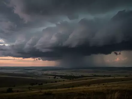 Dramatische Wolkenformationen über einer weiten Landschaft bei Dämmerung zur Veranschaulichung von Wettervorhersagen. - Foto: über boerse-global.de