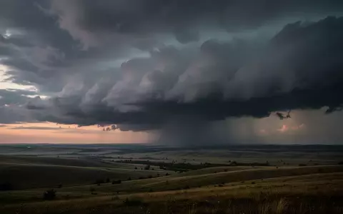 Dramatische Wolkenformationen über einer weiten Landschaft bei Dämmerung zur Veranschaulichung von Wettervorhersagen. - Foto: über boerse-global.de
