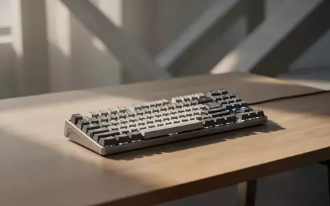 Eine minimalistische Schreibtischumgebung mit einer mechanischen Tastatur in natürlichem Licht. - Foto: über boerse-global.de