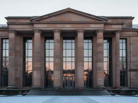 Die neoklassizistische Fassade eines Regierungsgebäudes in Mainz bei klarem Morgenlicht. - Foto: über boerse-global.de
