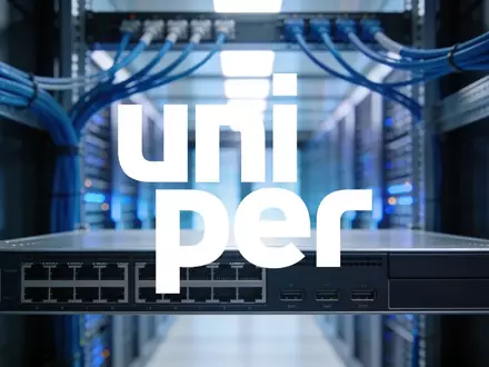 Moderne Rechenzentrumsinfrastruktur mit Serverracks und Glasfaserkabeln in einer technologisch geprägten, kühlen Lichtstimmung. - Foto: über boerse-global.de