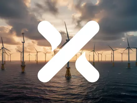 Moderne Offshore-Windkraftanlagen bei Sonnenuntergang als Symbol für die Energiewende und Investitionen. - Foto: über boerse-global.de