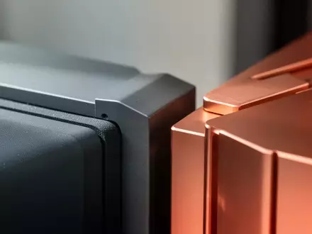 Nahaufnahme von hochwertigen, industriellen Materialien in Graphit- und Kupferoptik in einem minimalistischen Designstudio. - Foto: über boerse-global.de