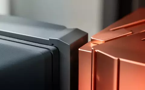 Nahaufnahme von hochwertigen, industriellen Materialien in Graphit- und Kupferoptik in einem minimalistischen Designstudio. - Foto: ĂĽber boerse-global.de