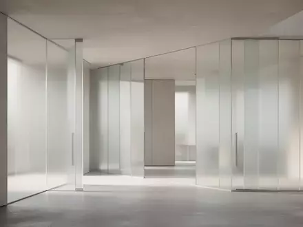 Ein minimalistischer, leerer Architekturraum mit klaren Linien und natürlichem Licht, der eine moderne und strukturierte Umgebung darstellt. - Foto: über boerse-global.de