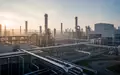 Eine weitläufige, moderne Stahlproduktionsanlage in der Morgensonne als Symbol für industrielle Dekarbonisierung. - Foto: über boerse-global.de