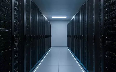 Ein moderner, minimalistischer Serverraum mit dunklen Server-Racks in einer ruhigen, kühlen Beleuchtung. - Foto: über boerse-global.de