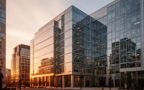 Moderne Architektur eines Bürogebäudes in Stamford, Connecticut, im warmen Licht der Abendsonne. - Foto: über boerse-global.de