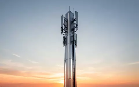 Ein moderner Mobilfunkturm bei Sonnenuntergang vor einem klaren Himmel. - Foto: über boerse-global.de