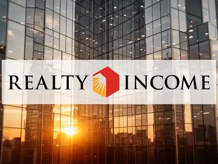 Moderne Glasfassade eines Wolkenkratzers im goldenen Licht als Symbol für den Immobiliensektor. - Foto: über boerse-global.de