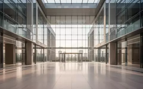 Ein lichtdurchflutetes, modernes Atrium mit klaren architektonischen Linien und polierten Bodenflächen. - Foto: über boerse-global.de