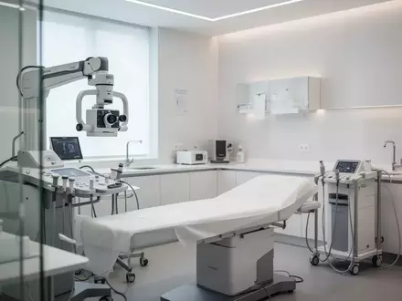Ein klinischer Untersuchungsraum in einer dermatologischen Praxis mit moderner Medizintechnik in neutralem, hellem Licht. - Foto: über boerse-global.de
