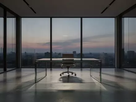 Ein minimalistisch eingerichtetes, leeres Büro bei Dämmerung mit poliertem Betonboden und einfallendem Licht. - Foto: über boerse-global.de