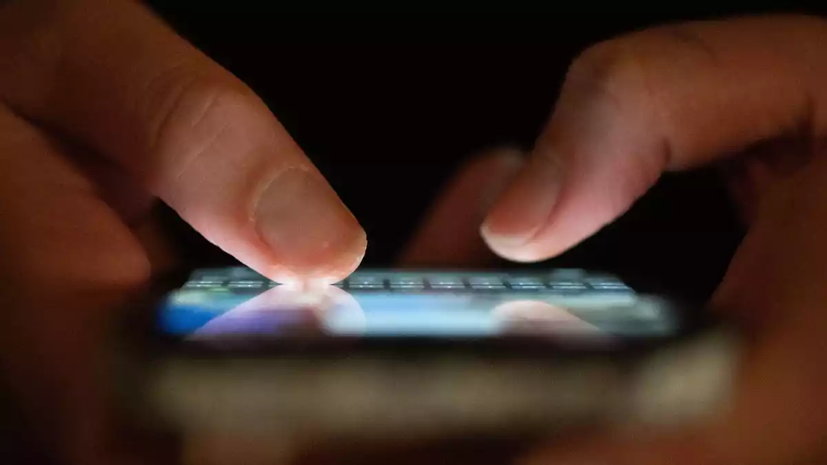 Eine Fanszene feiert Amokläufer und Attentäter im Netz. (Symbolbild) - Bild: Sebastian Kahnert/dpa